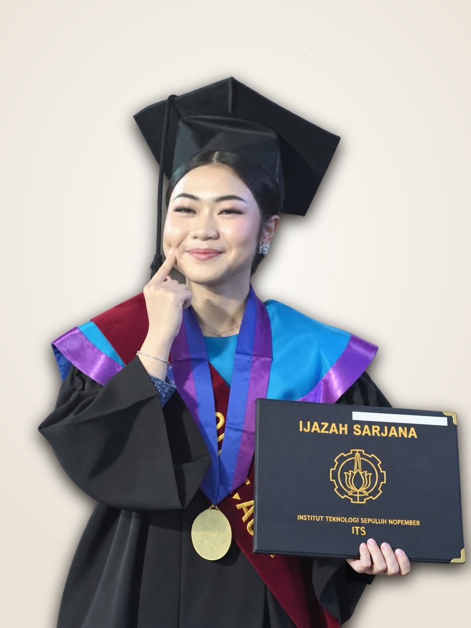 Aleyda - Pose Ijazah Sarjana, Wisuda ITS 2026
